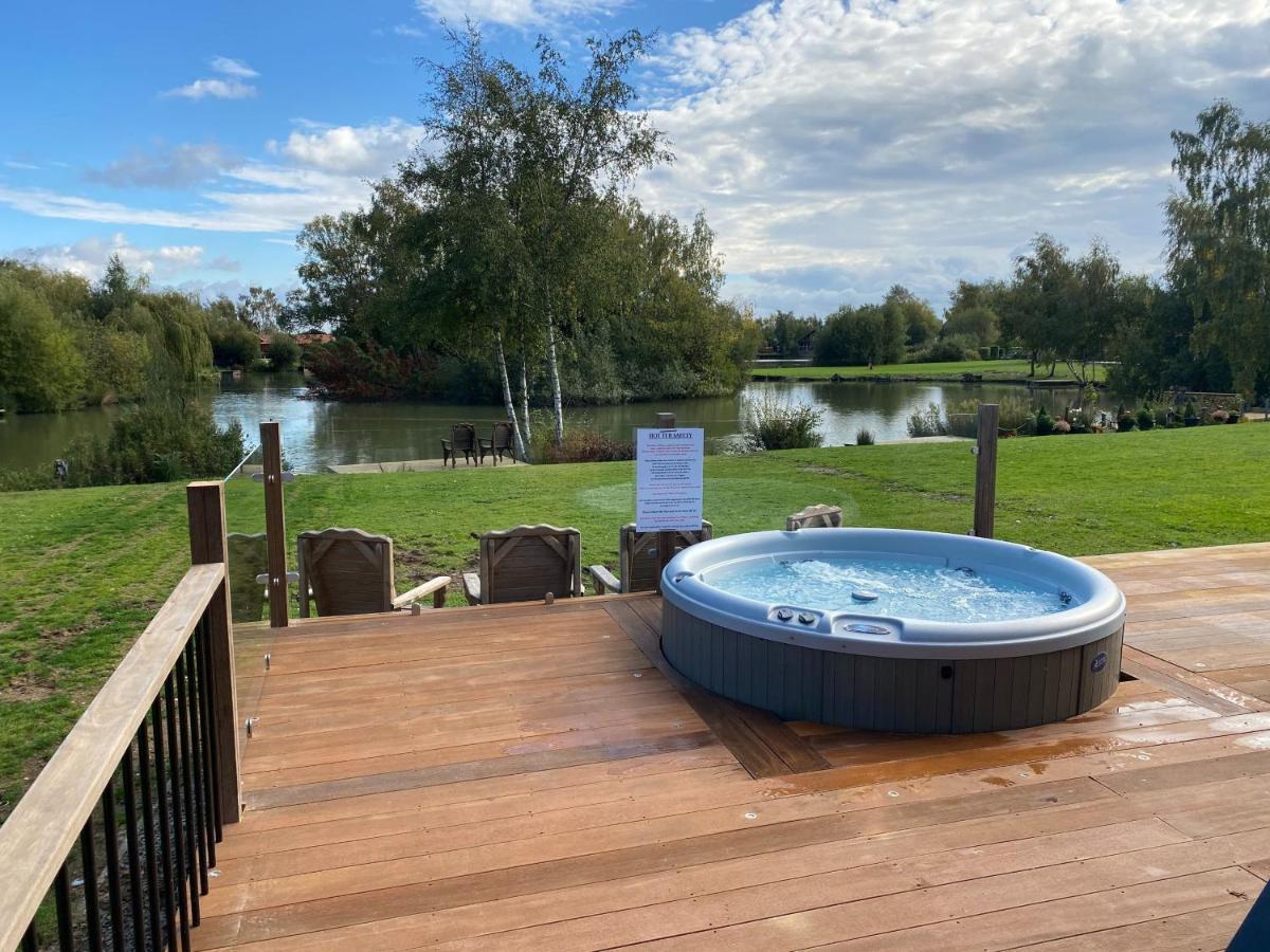 Widgeon Bespoke Cabin Is Lakeside With Private Fishing Peg, Hot Tub Situated At Tattershall Lakes Country Park Eksteriør billede