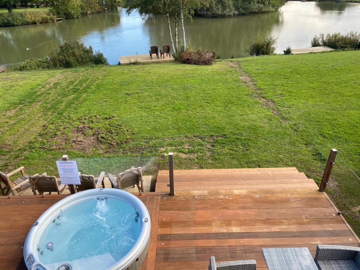 Widgeon Bespoke Cabin Is Lakeside With Private Fishing Peg, Hot Tub Situated At Tattershall Lakes Country Park Eksteriør billede