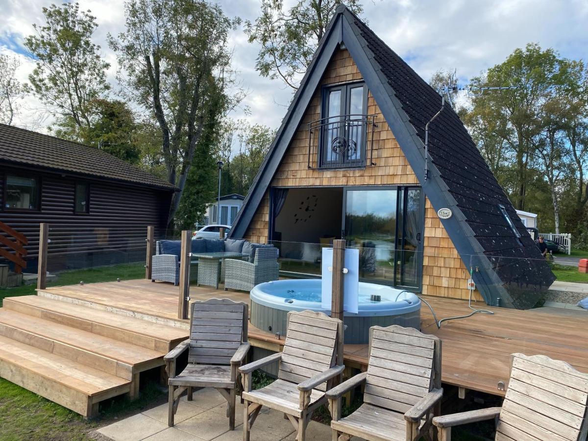 Widgeon Bespoke Cabin Is Lakeside With Private Fishing Peg, Hot Tub Situated At Tattershall Lakes Country Park Eksteriør billede