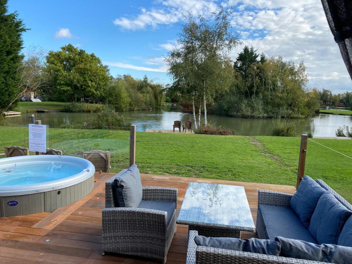 Widgeon Bespoke Cabin Is Lakeside With Private Fishing Peg, Hot Tub Situated At Tattershall Lakes Country Park Eksteriør billede