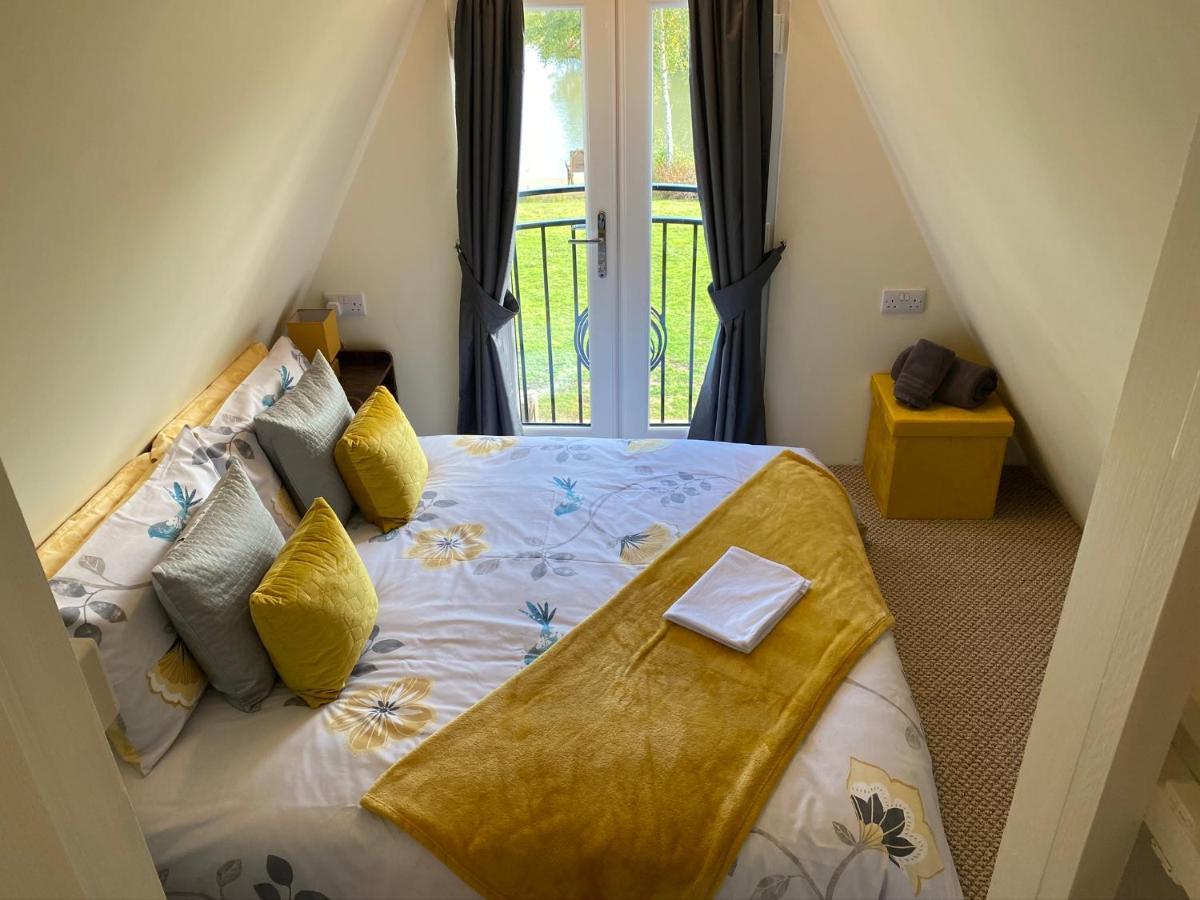 Widgeon Bespoke Cabin Is Lakeside With Private Fishing Peg, Hot Tub Situated At Tattershall Lakes Country Park Eksteriør billede