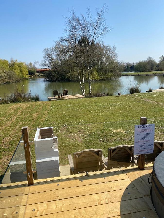 Widgeon Bespoke Cabin Is Lakeside With Private Fishing Peg, Hot Tub Situated At Tattershall Lakes Country Park Eksteriør billede
