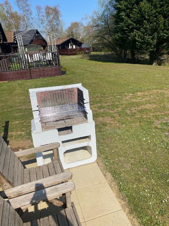 Widgeon Bespoke Cabin Is Lakeside With Private Fishing Peg, Hot Tub Situated At Tattershall Lakes Country Park Eksteriør billede